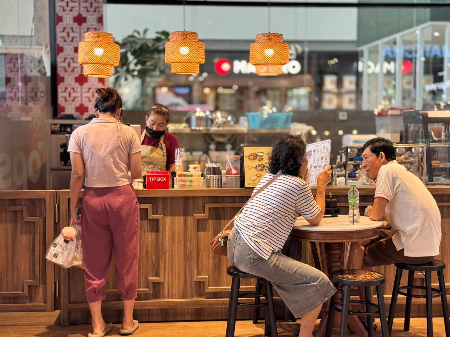 เคาน์เตอร์ร้านตกแต่งด้วยโคมไฟหวายและไม้