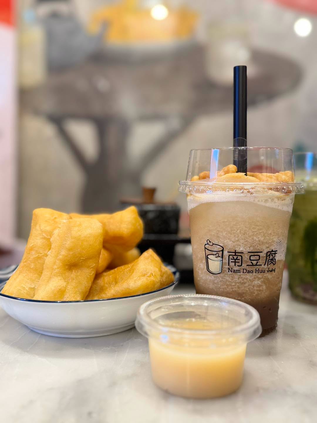 น้ำเต้าหู้เย็นรสกาแฟเสิร์ฟคู่ปาท่องโก๋